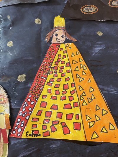 Femme de Klimt à la robe en figures géométriques à la belle couronne de la GS 1