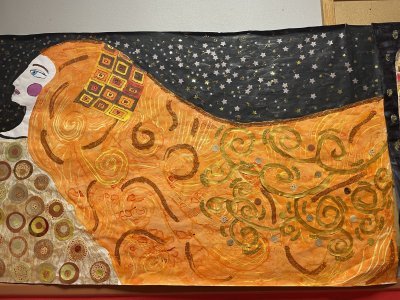 Femme de Klimt de la GS 2 à l'encre, au pastel gras, à la peinture, au feutre et en collage