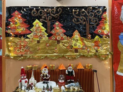 Entrée de l'école aux couleurs de Noël et de Klimt GS1