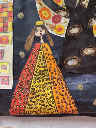 Femme de Klimt à la robe en figures géométriques de chez un grand couturier de la GS 1